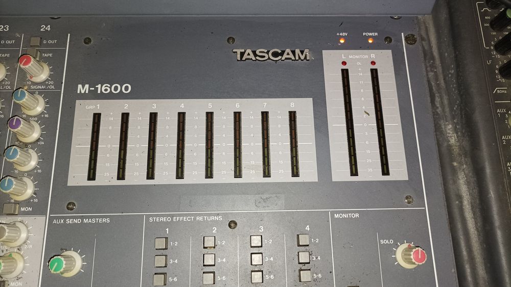 Mesa de mistura de som Tascam M1600