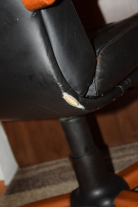 Fotel biurowy czarny na kółkach skóra/drewno