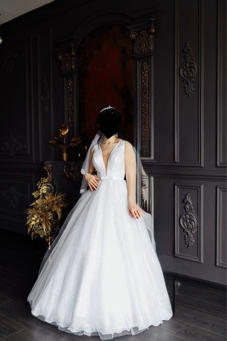 Весільна сукня блискуча