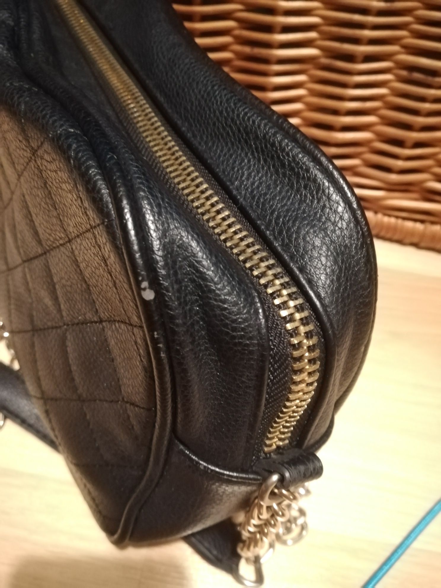 Mała torebka na ramię czarna pikowana Stradivarius
