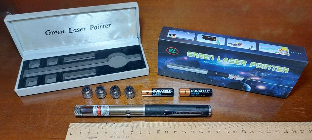 Зелёная лазерная указка 1000 mW (5 насадок) Green Laser Pointer