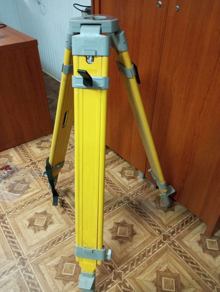 Штатив для тахеометра нівеліра , рейка
