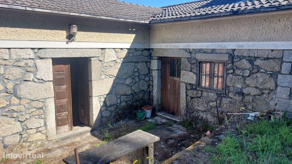 Moradia Ind. p/ Restauro - Caldelas