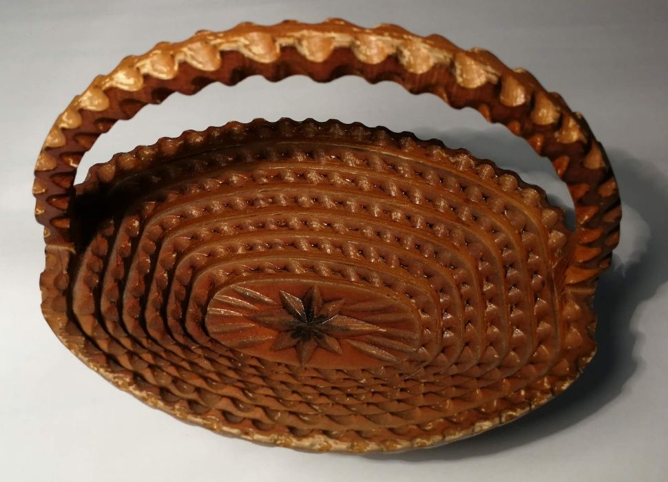 деревянная корзинка, резная из дерева