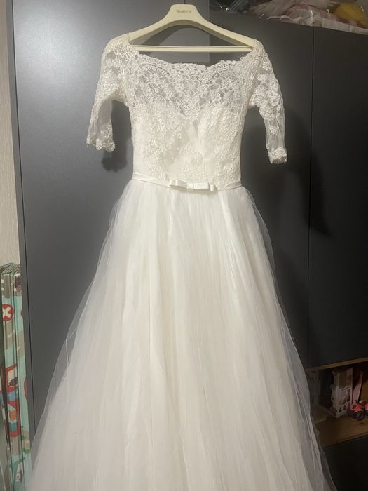 Весільня сукня зі шлейфом