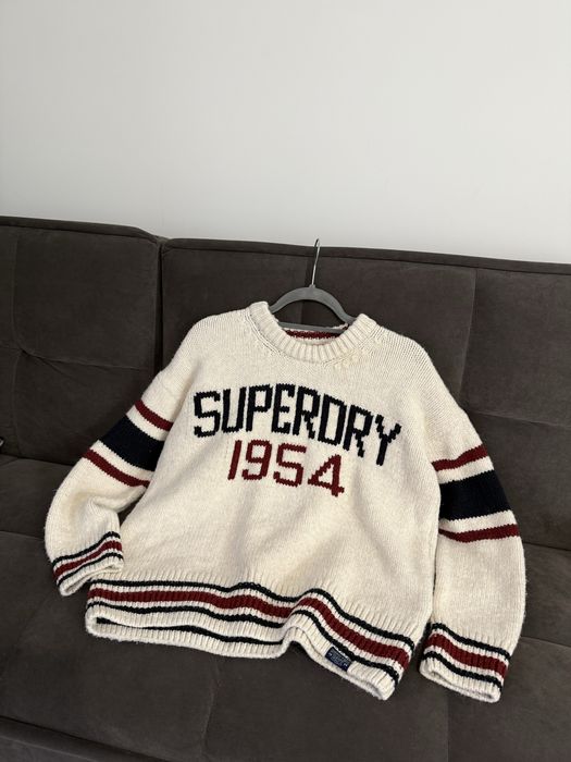 Білий якісний оверсайз светр з написом superdry