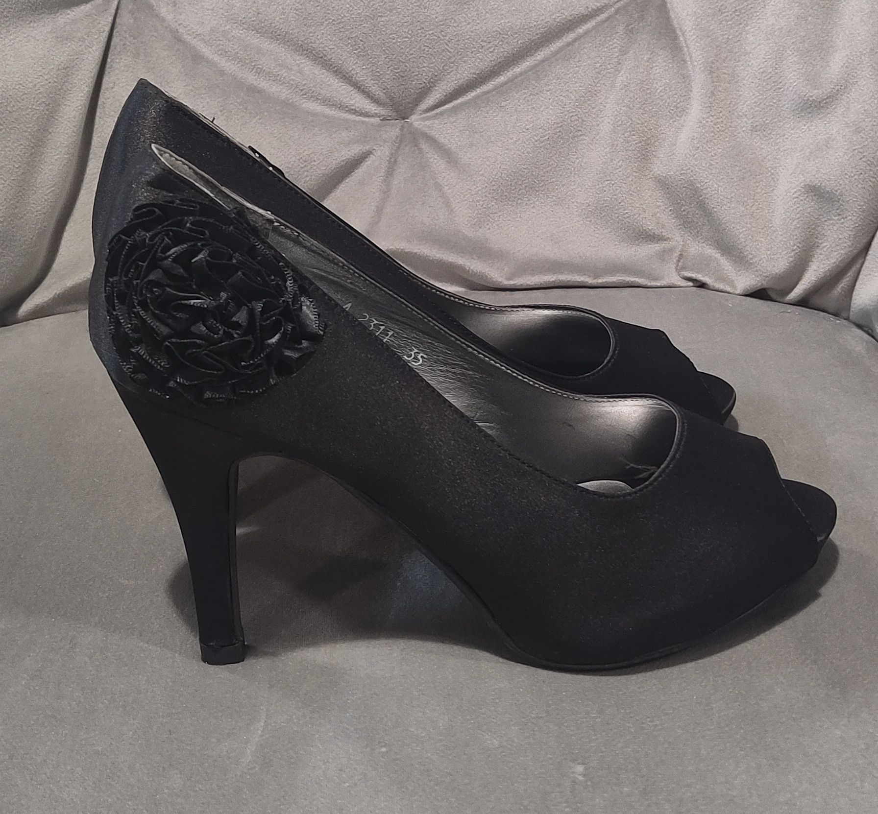 Sapatos elegantes de cetim