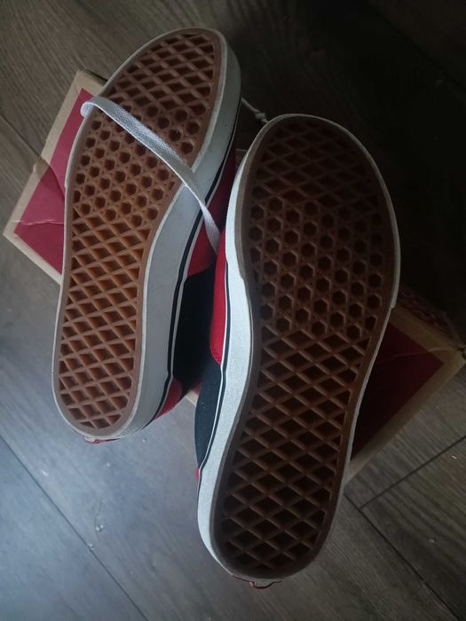 Vansy czerwono-czarne rozm 36.5
