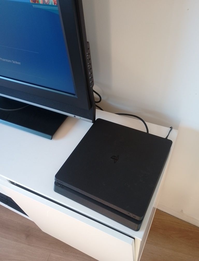 Playstation 4 Slim como novo com 500gb comando original 
Um comando So