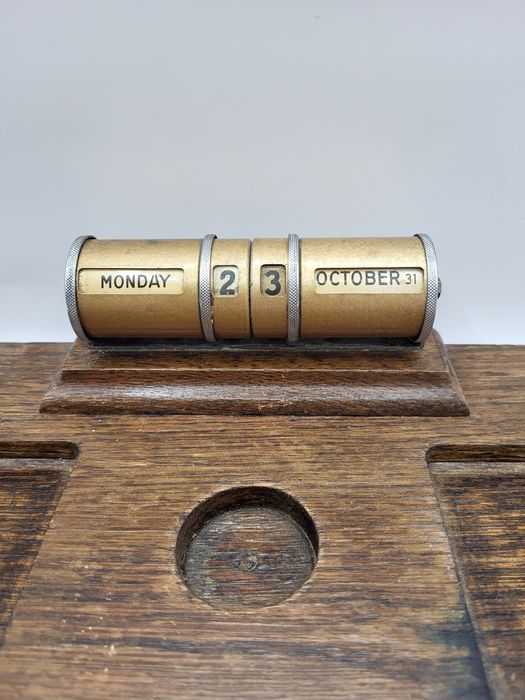 Stary, wieczny kalendarz z kałamarzami