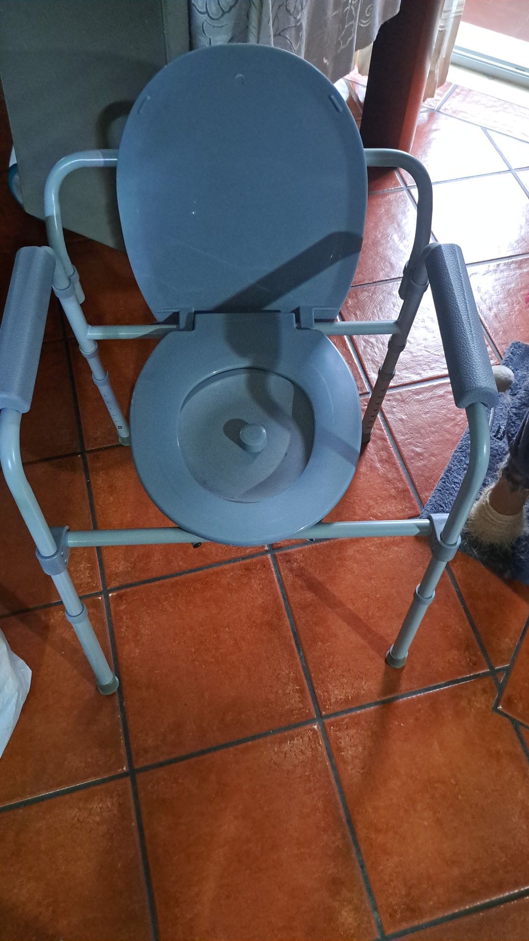 Vendo uma bancos de suporte de bahe cadeira sanitárias eira
