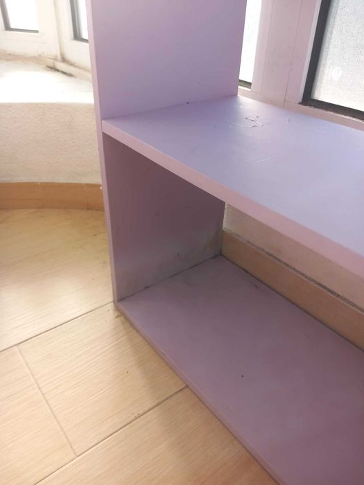 Móvel com prateleiras lilás