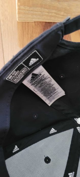 Granatowa  czapka z daszkiem regulowana adidas.