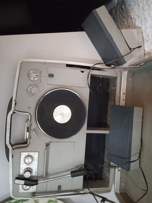 Leitor de gira-discos e rádio portátil antigo