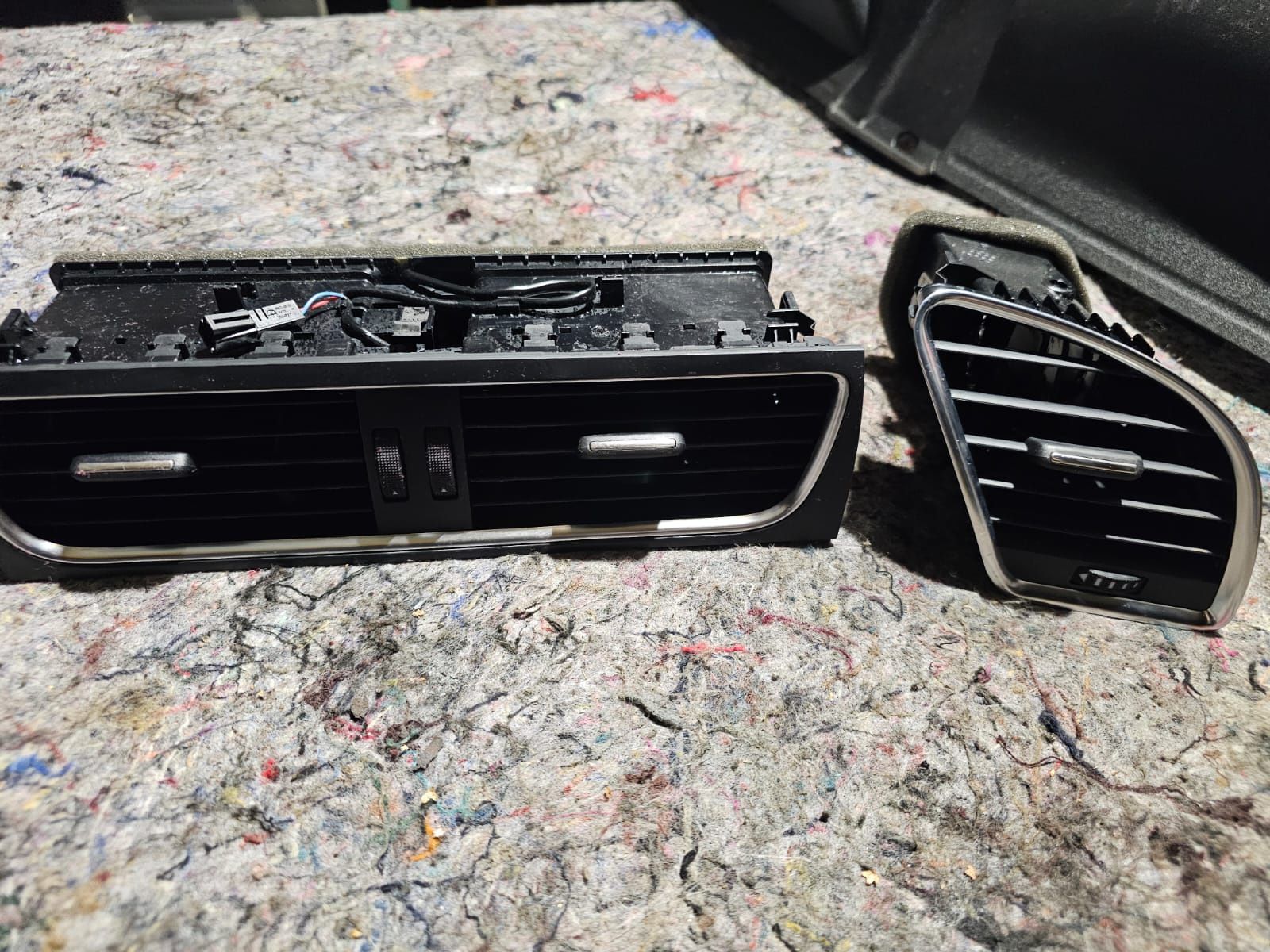 Audi A4 B8 Kratka nawiewu deski lewa środkowa EU