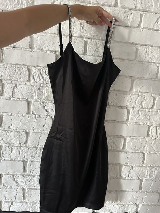 Атласное черное маленькое платье