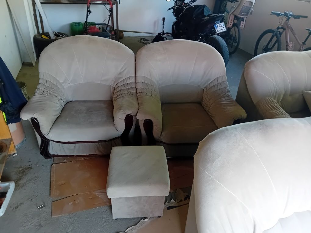 Komplet  Sofa fotele pufy