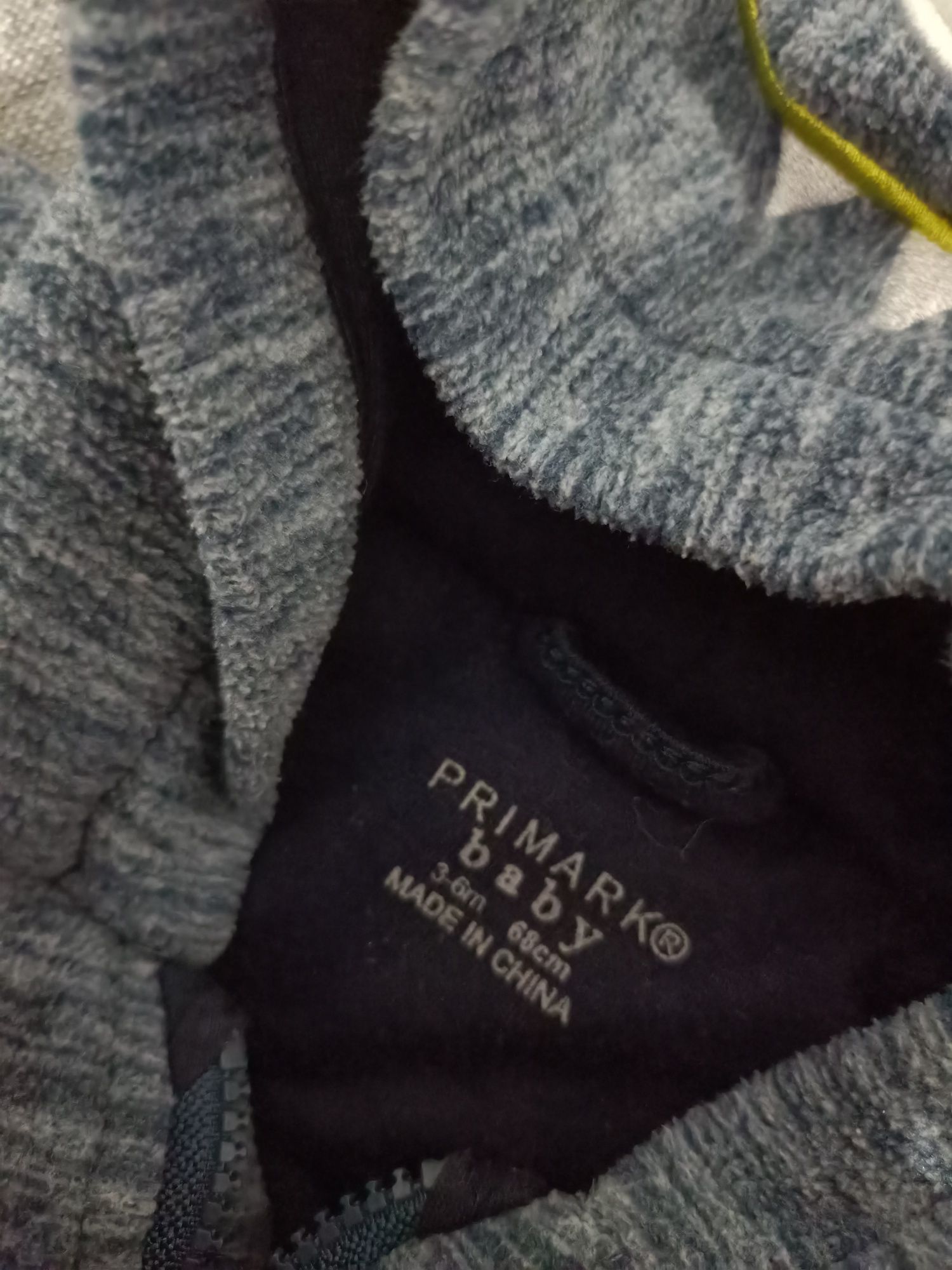 kombinezon dinozaur gruby polarowy firmy Primark rozmiar 68.