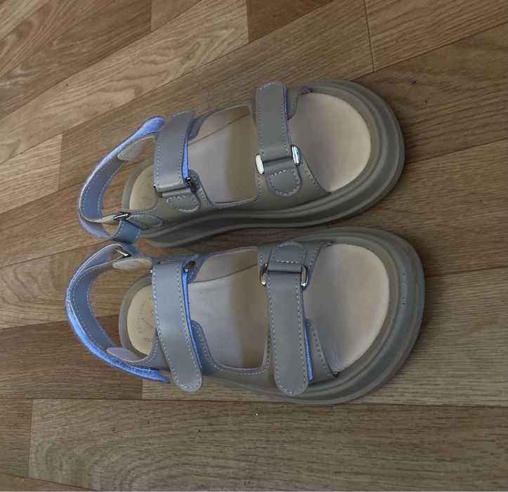 Стильні та зручні босоніжки