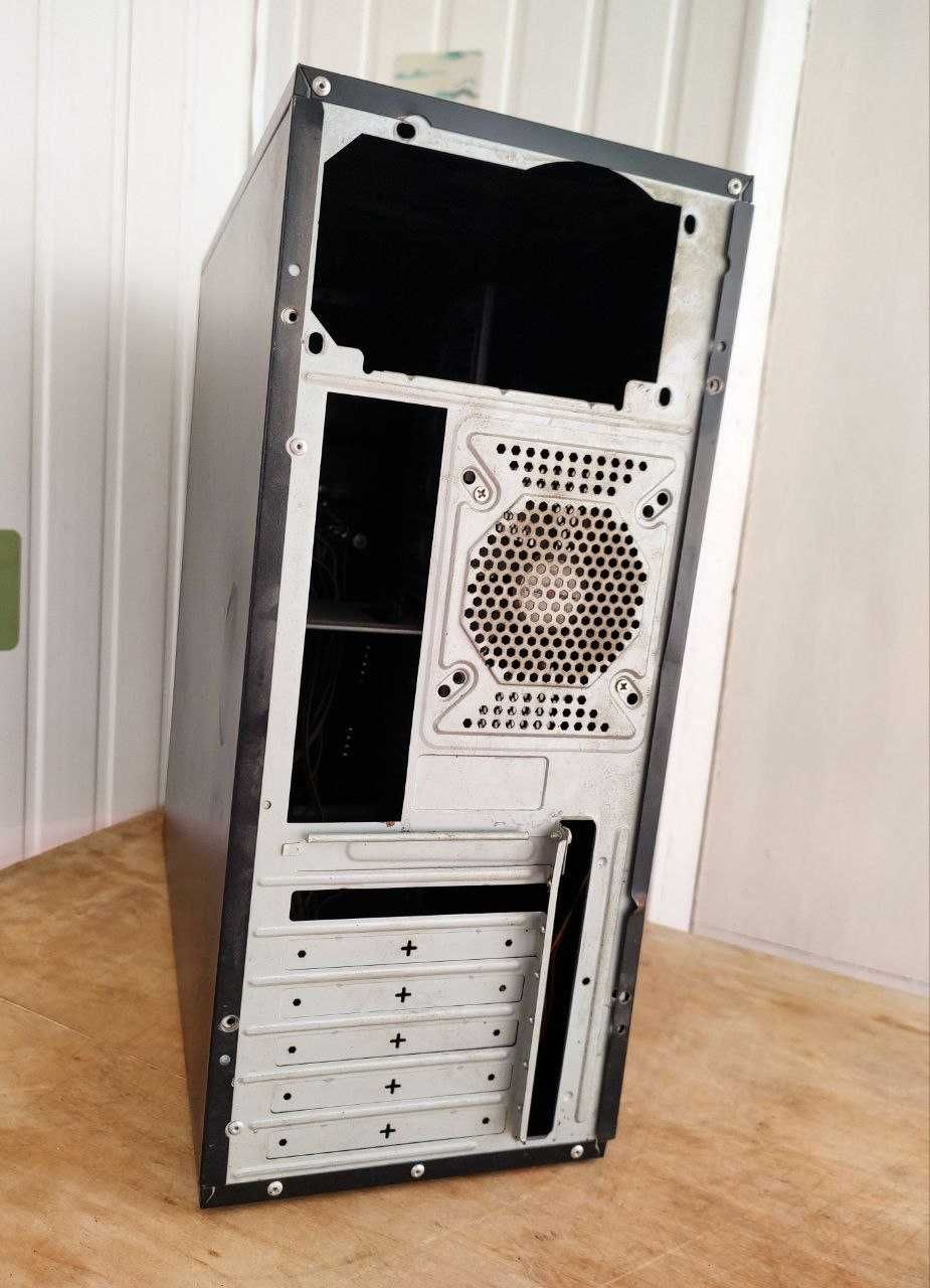 Корпус комп'ютерний Logic Power ATX повнорозмірний, перфорований бік