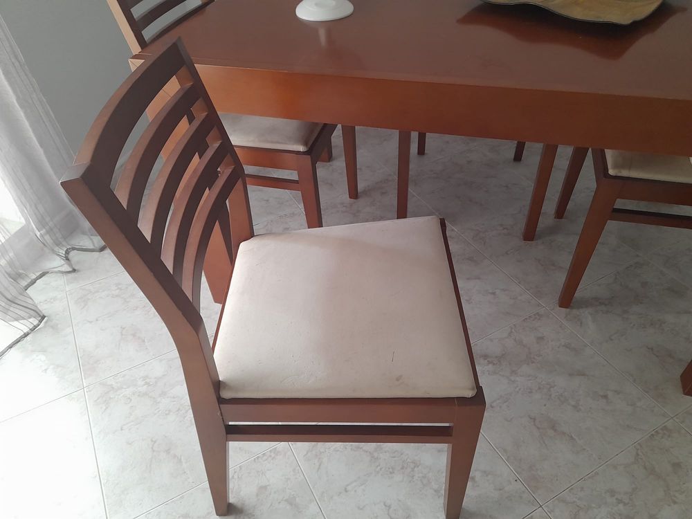 Vendo mesa estensivel de sala com cadeiras