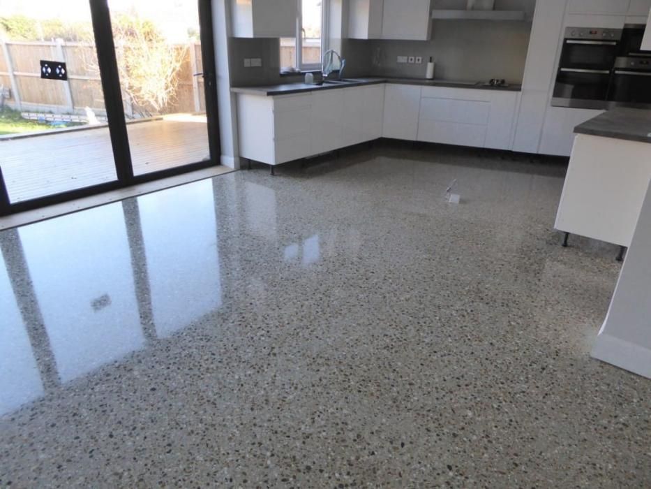 LAKIER poliuretanowy Uv bezbarwny ZAMYKAJACY na posadzki -10kg = 60M2
