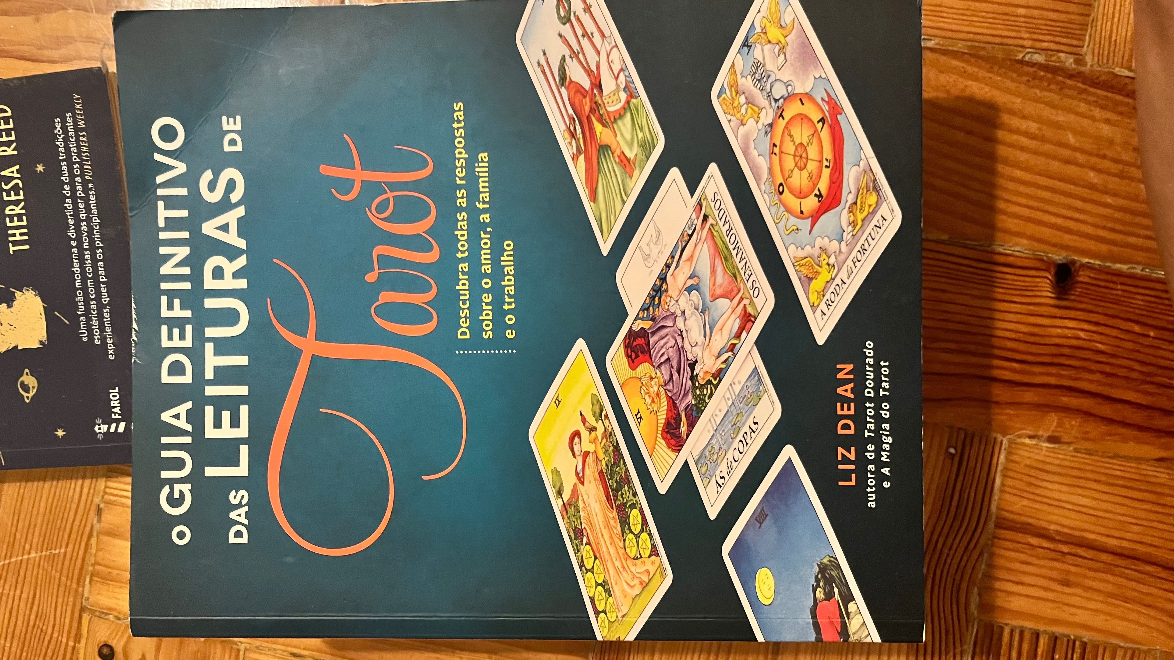 Vendo vários livros de astrologia e tarot e dois baralhos de tarot.