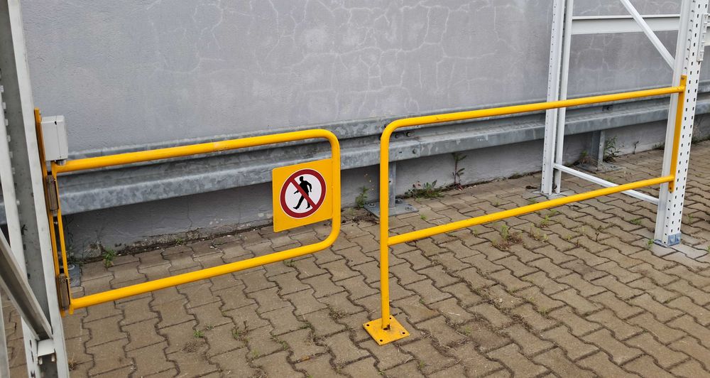 Barierka ochronna do magazynu bariera techniczna bramka uchylna