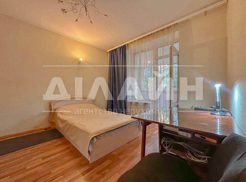 Краща локація! 2х кімн. Сталінка у Центрі міста!