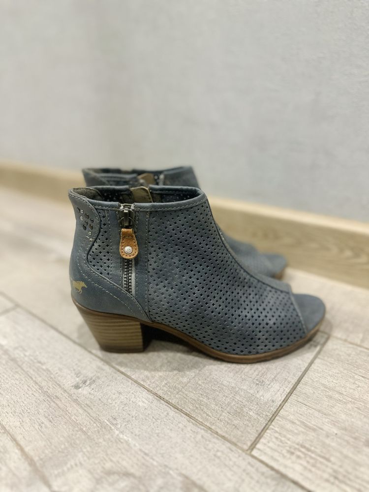 Казаки від Mustang shoes в стильному кольорі