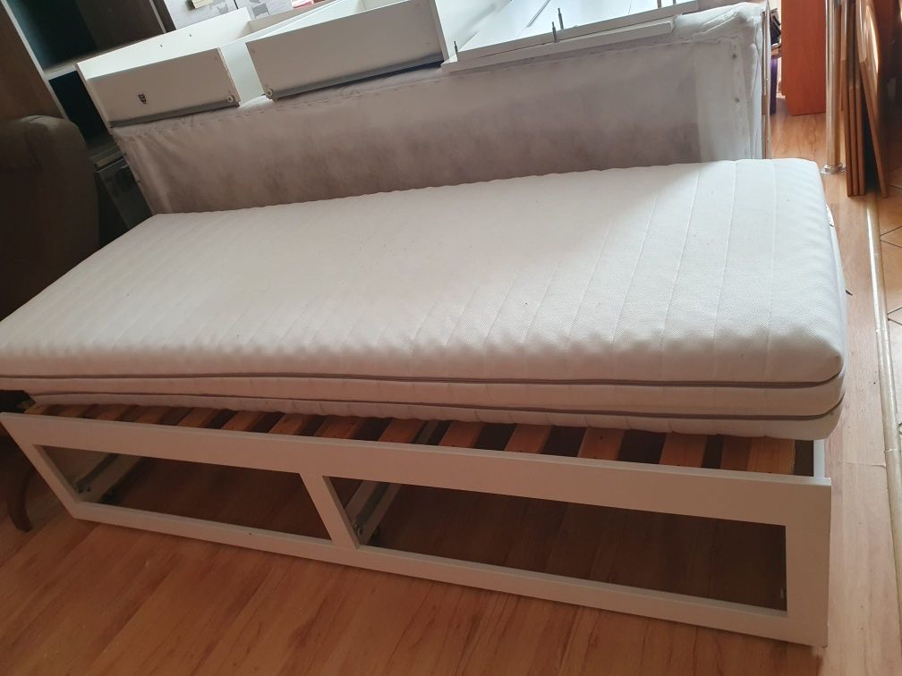 Łóżko IKEA Brimnes z dwoma materacami