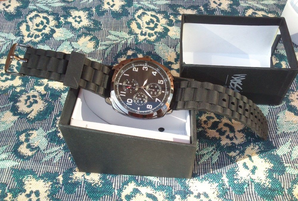 Продам новые наручные мужские часы.