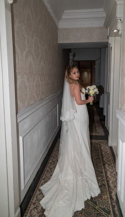 Весільна сукня з довгим шлейфом