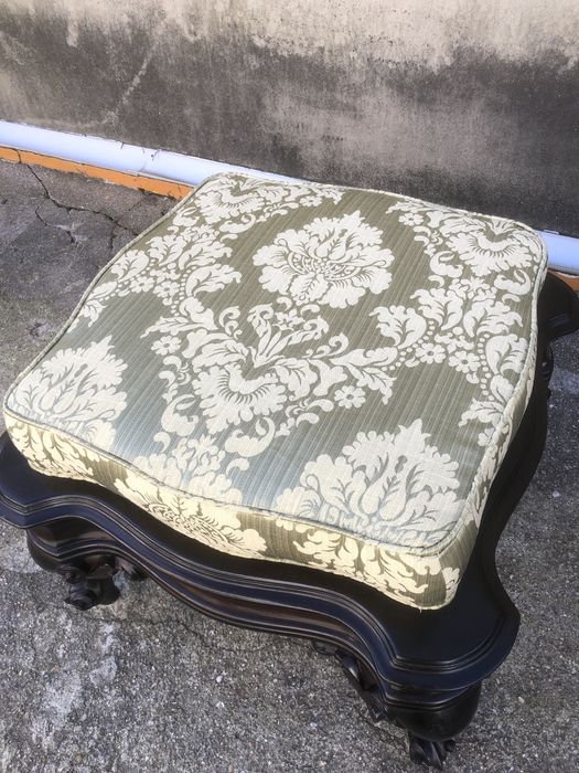 Banqueta de apoio de sofá ou cama. Estofo de época e madeira maciça