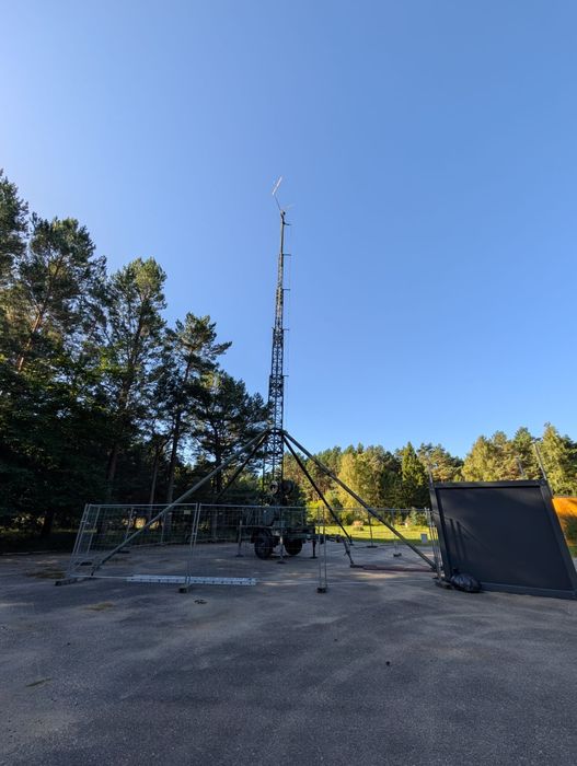 Wojskowy maszt teleinformatyczny - wieża mobilna h25m