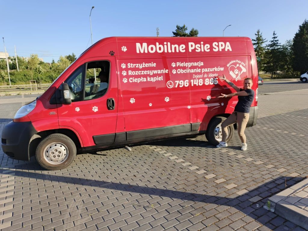 Mobilne psie SPA wszystko na czerwonym busie