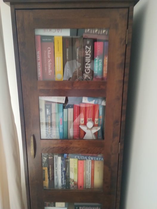 Witryna i komoda z litego drewna marki ADB Meble.