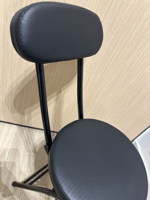 Krzesło składane czarne z podparciem tapicerowane małe taboret