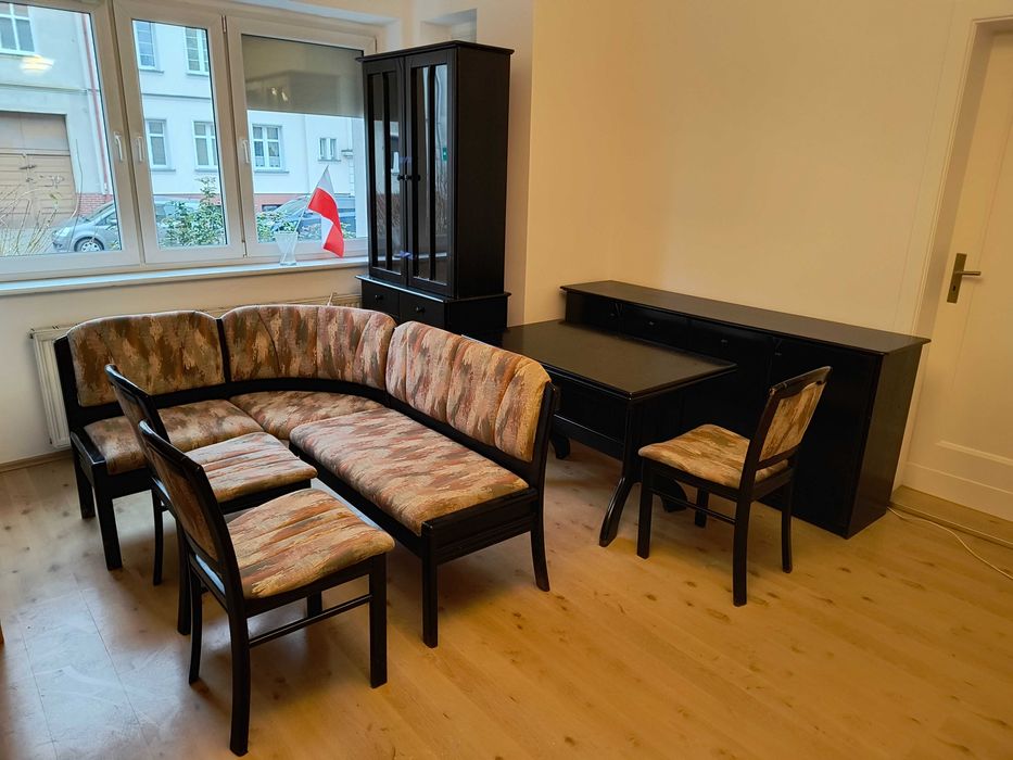 Czarne meble drewniane