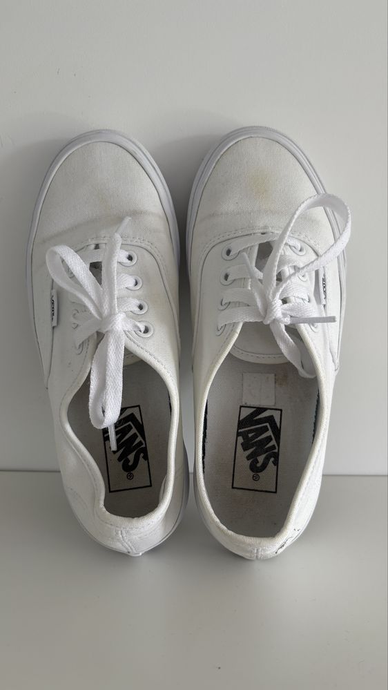 Białe buty vans