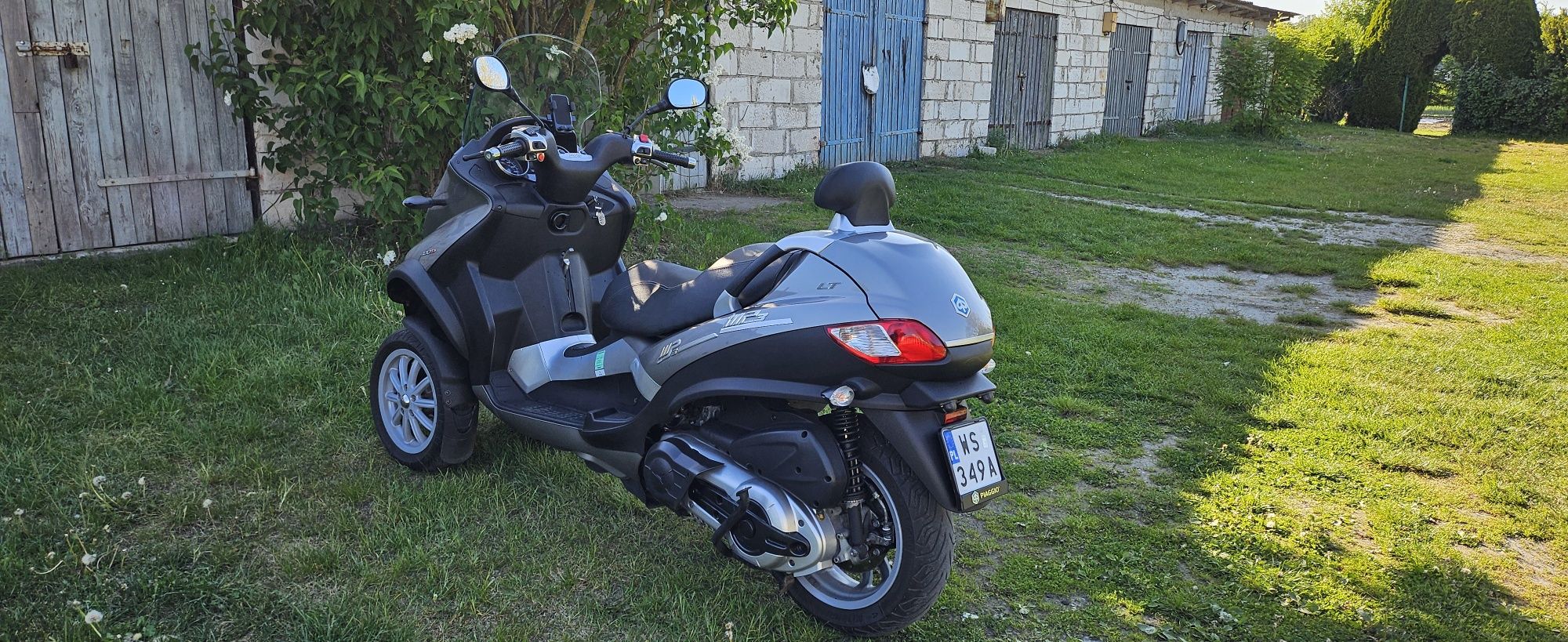 Piaggio mp3 400.