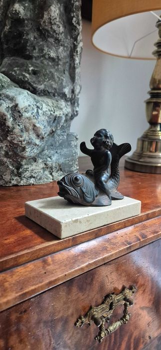 Hiszpańska rzeźba Just Andersen chłopiec z rybą dekor sygnowana antyk