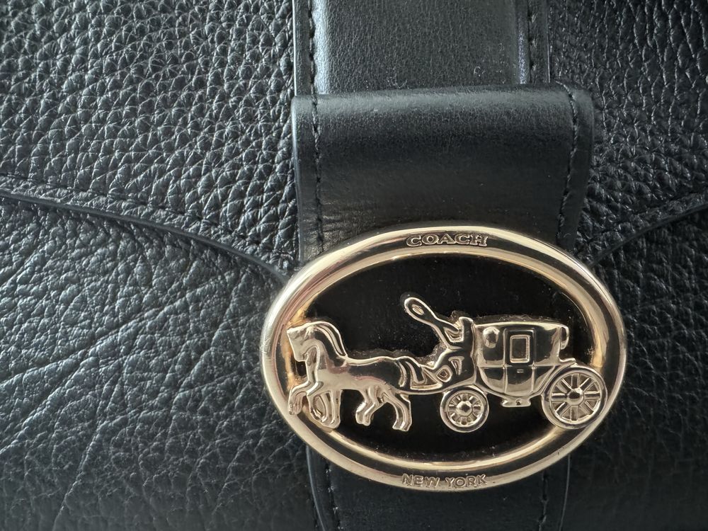 Bolsa Coach preta em pele com duas alcas amovíveis