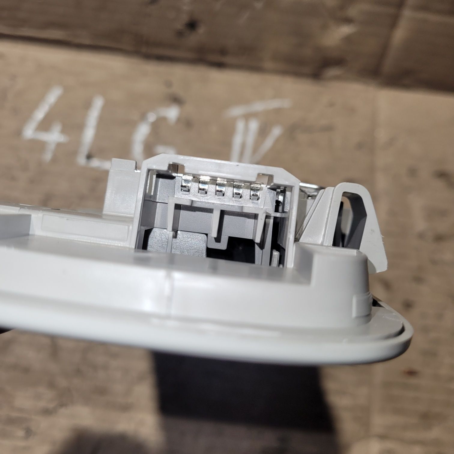 Lampka podsufitki oświetlenie wnętrza kabiny tył vw passat b6 b7 kombi
