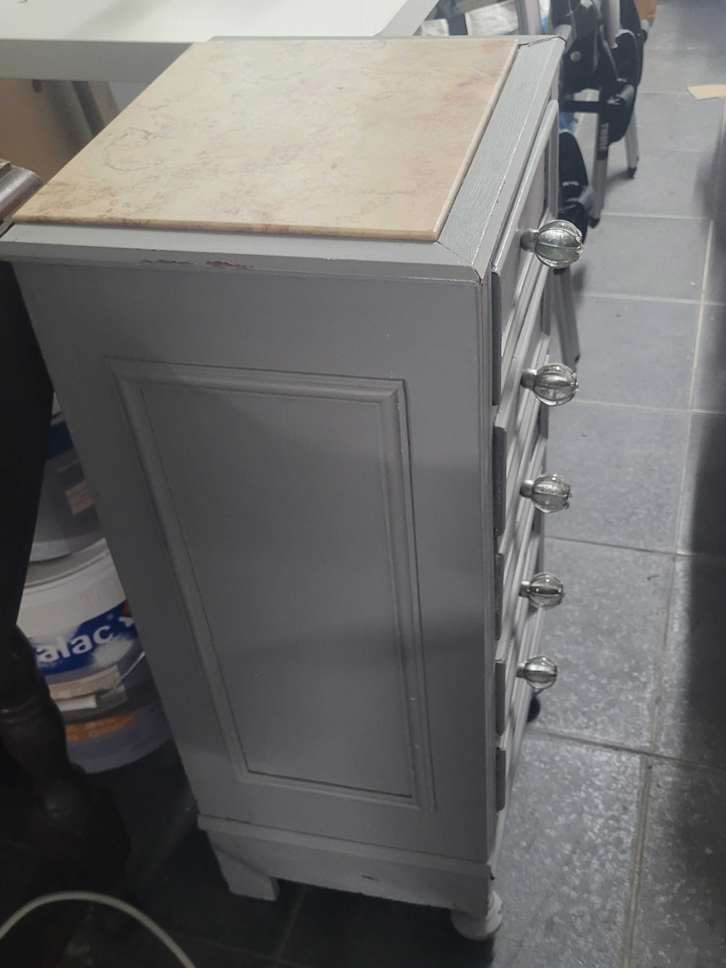 Mesa de cabeceira muito antiga