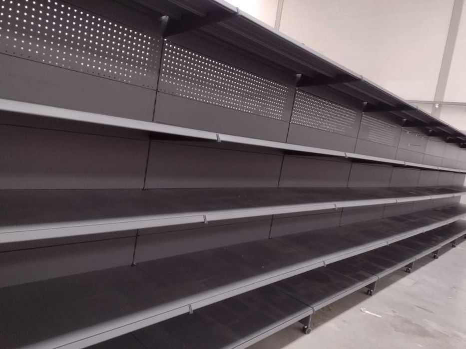 Expositores metálicos cinzentos com 5 prateleiras – 2 m x 1,2 m