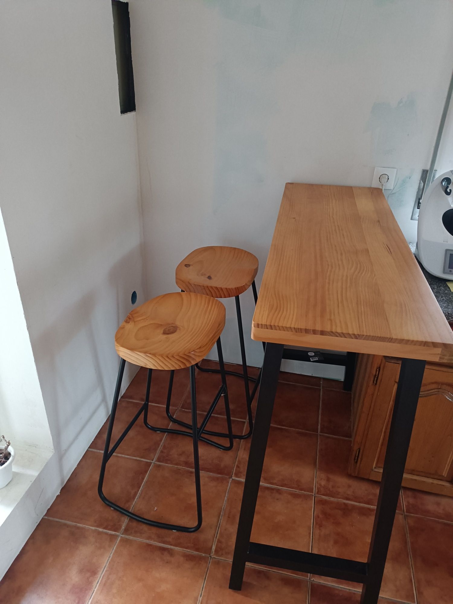 Mesa/balcão bar com 2 bancos altos . Semi novo. €120