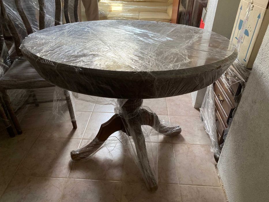 Mesa de jantar em madeira extensível e cadeiras