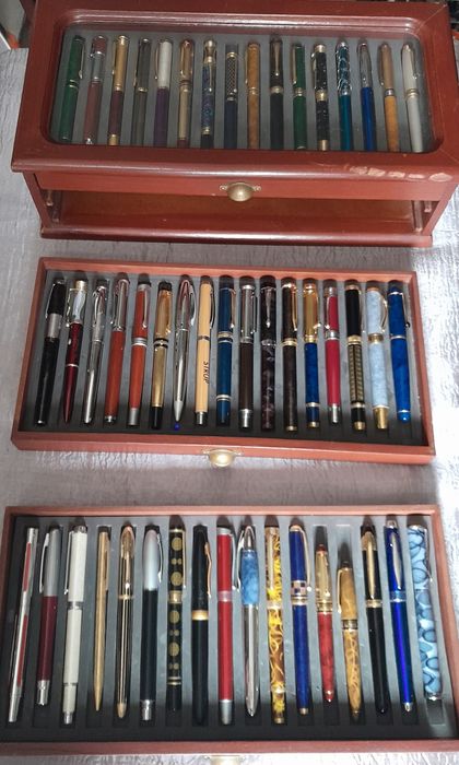 Caixa com 50 canetas