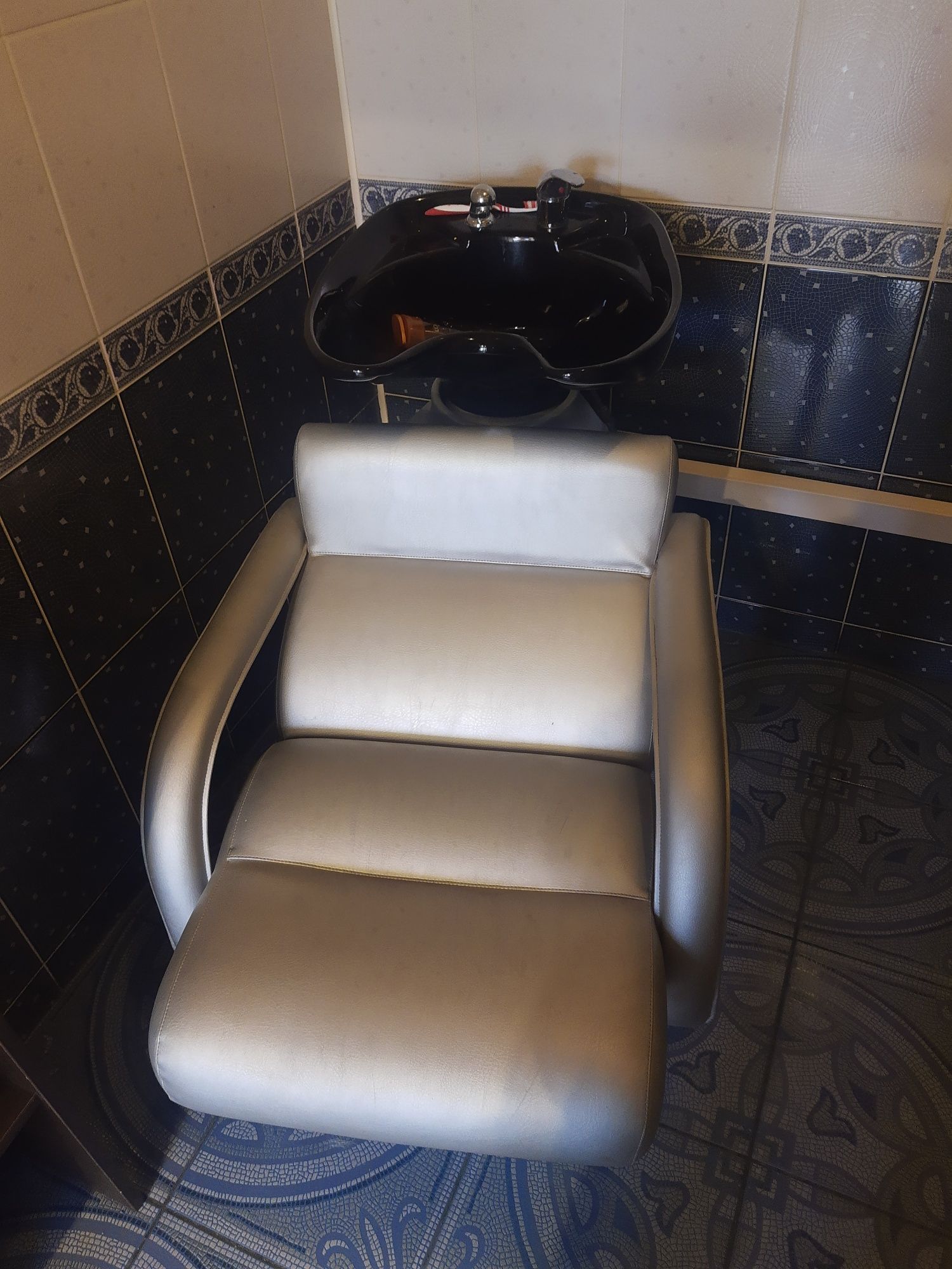 Meble z salonu fryzjerskiego